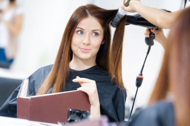 Kuaför kadın bir saç modeli yapmak