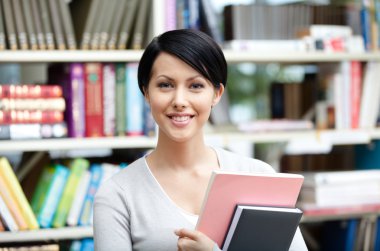 kitap kütüphane ile gülen yüz öğrenci