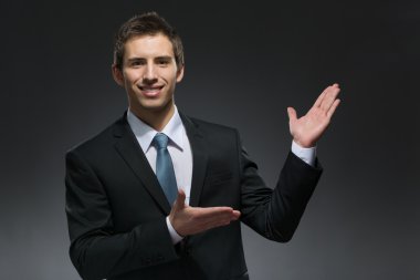 elleriyle işaret eden işadamı