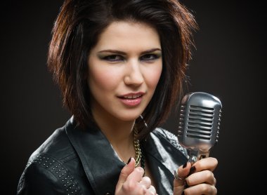 kadın şarkıcı mikrofon ile