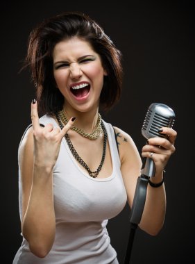 rock şarkıcısı mikrofon ile