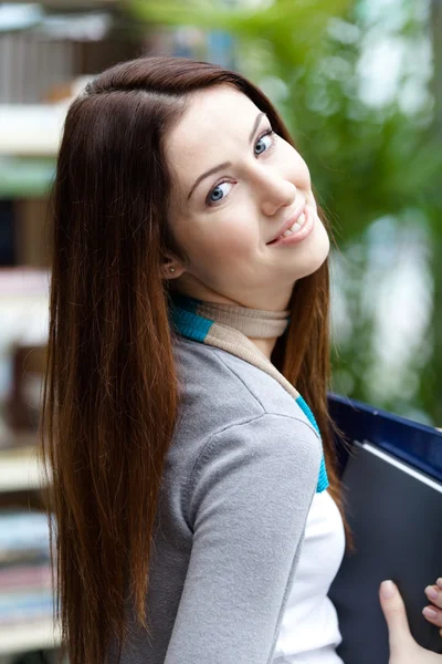 Vrouwelijke undergraduate met boeken — Stockfoto