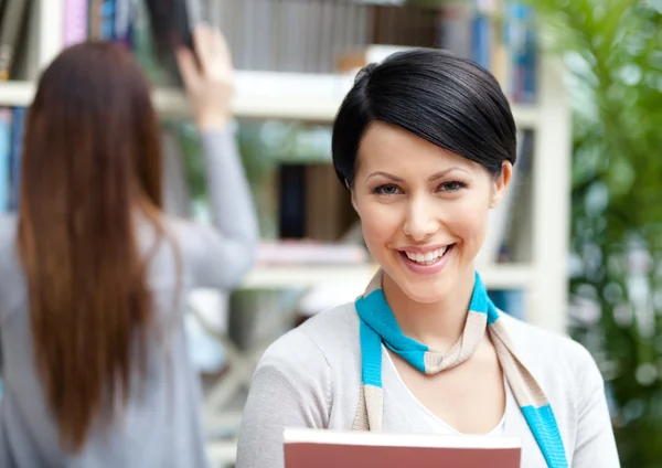 Female student at the library — Stock Photo, Image