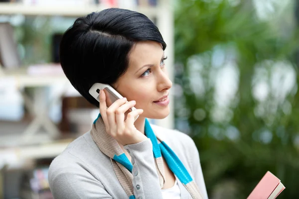 Woman talking on the telephone — Stock Photo, Image