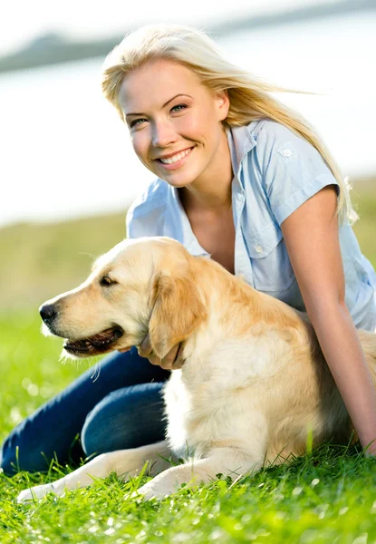 Söt flicka med halm färgade labrador — Stockfoto