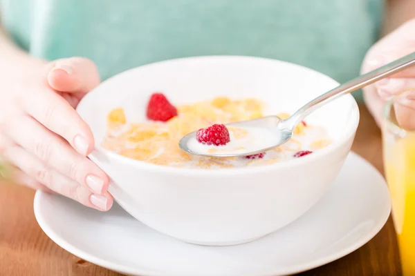 Vista de perto da placa com muesli e morango — Fotografia de Stock