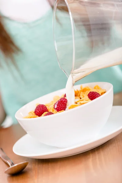 Close up of plate with cereals and strawberry — Stock Photo, Image