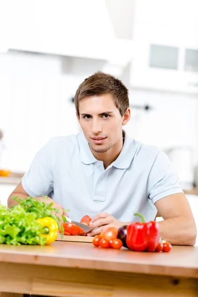 Mann schneidet Gemüse zum Frühstück — Stockfoto