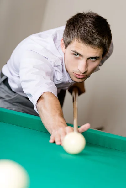 Hombre jugando billar en el club de juego — Foto de Stock