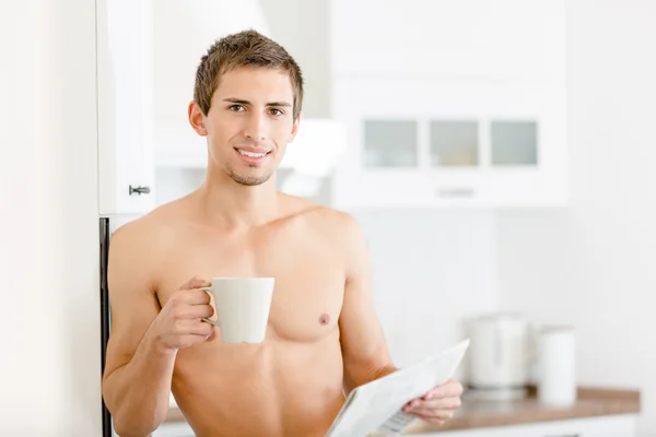 Полуобнаженный мужчина с чашкой кофе — стоковое фото