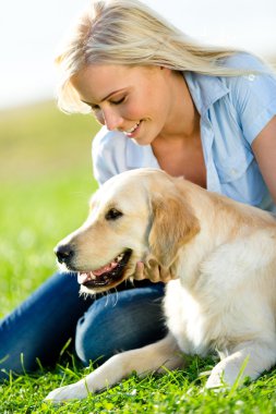 kızla köpek çimlerin üzerine