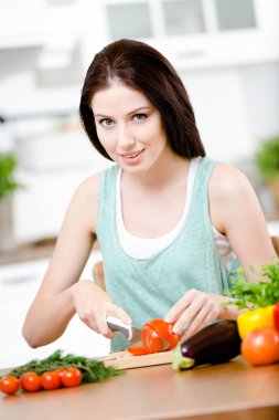 kadın yiyecek salata için keser