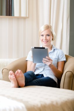 kadın ile gümüş yastık