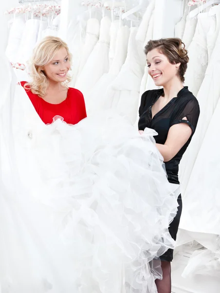 Twee meisjes praten over de jurk — Stockfoto