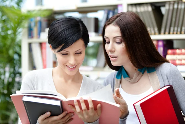 Two students at the library — Stock Photo, Image