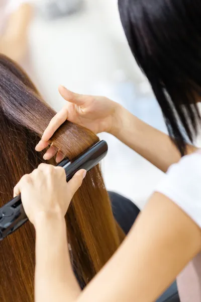 Friseur macht Frisur für Frau — Stockfoto