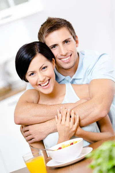 Hombre abraza a su novia — Foto de Stock