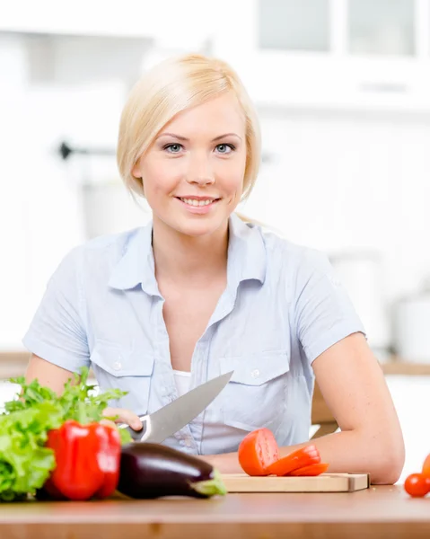 Woman slices vegetables for salad — Stock Photo, Image