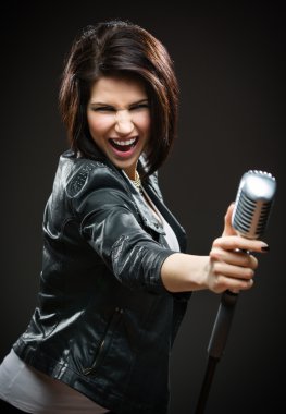 kadın rock şarkıcısı holding mikrofon