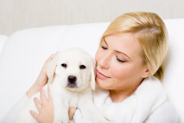 Kvinna med labrador hundvalp — Stockfoto