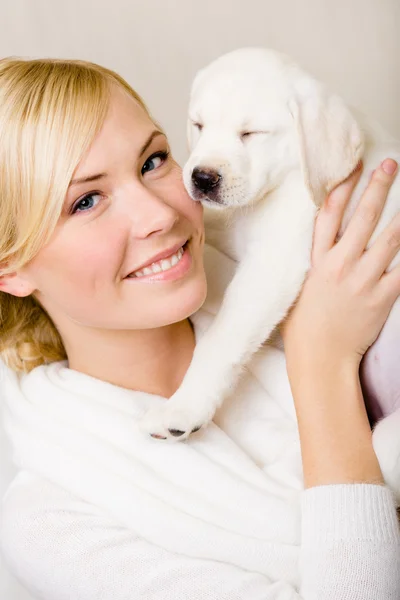 Mujer manteniendo cachorro —  Fotos de Stock