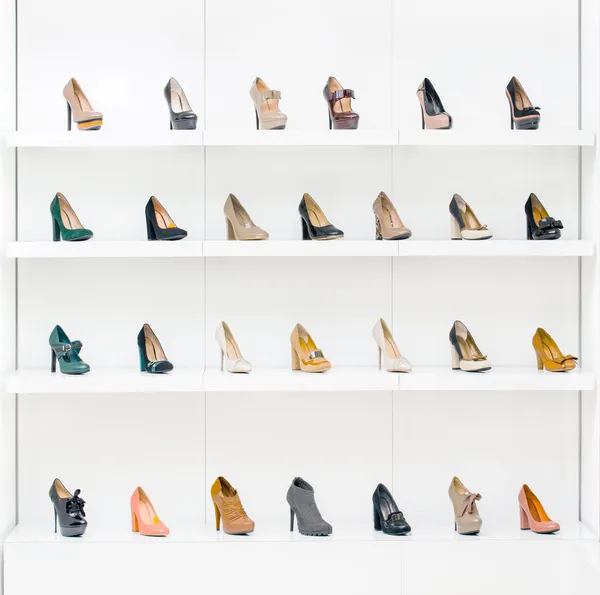 Vitrine avec chaussures féminines — Photo