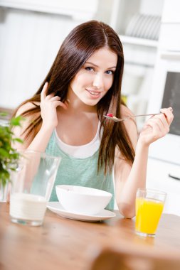 müsli yiyen kız