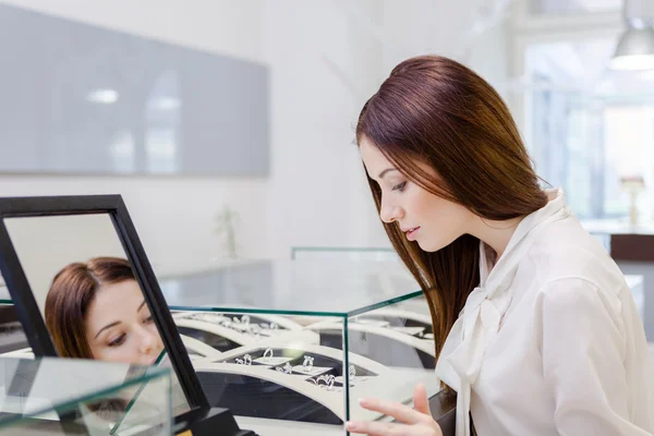 Woman at jeweler shop. — Stock Photo, Image