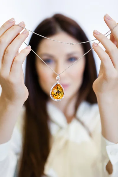 Frau im Juweliergeschäft. — Stockfoto