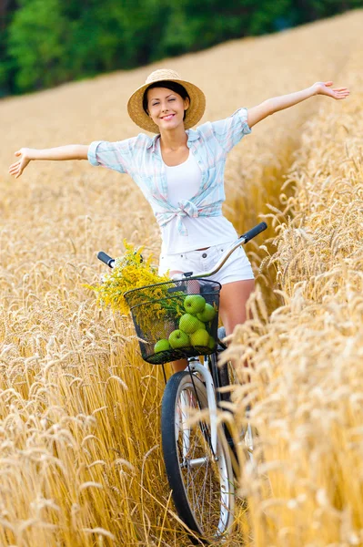 Mädchen mit Strohhut — Stockfoto