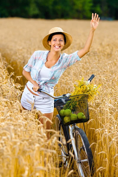 Mädchen mit Strohhut — Stockfoto