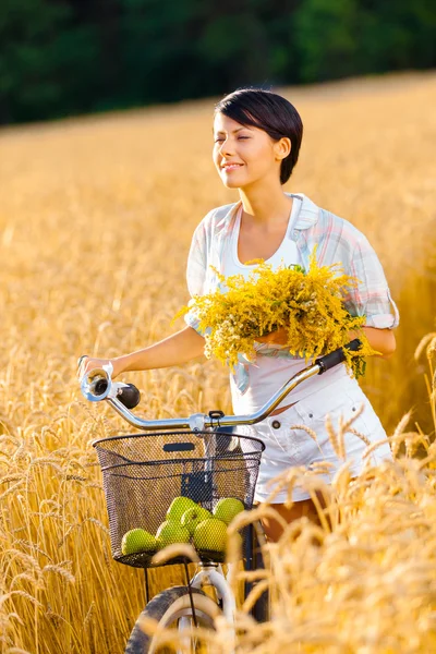 Mädchen im Feld. — Stockfoto