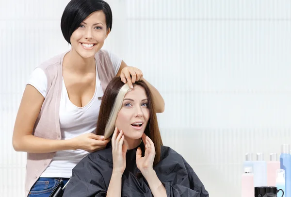 Hair stylist and client — Stock Photo, Image