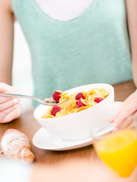 Close-up de prato com cereais e mãos de comer menina — Fotografia de Stock