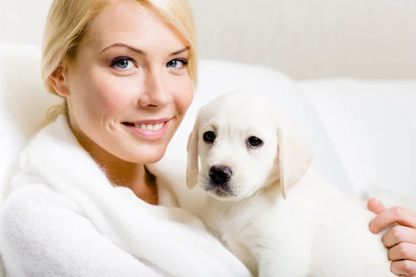 Vrouw en puppy — Stockfoto