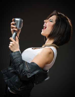 kadın rock şarkıcısı