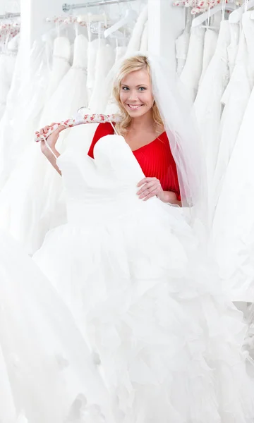 Mulher em vestido de noiva — Fotografia de Stock