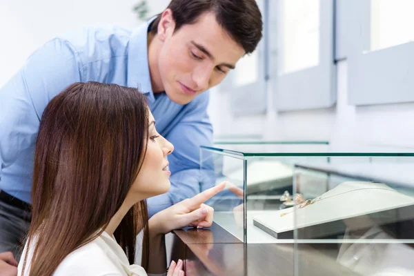 Vrouw aan juwelier winkel. — Stockfoto