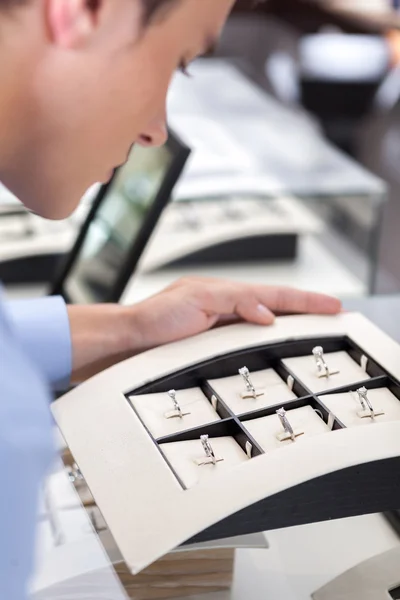 Man at jeweler shop. — Stock Photo, Image