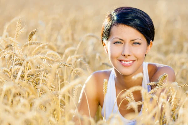 Girl in field — Stock Photo, Image