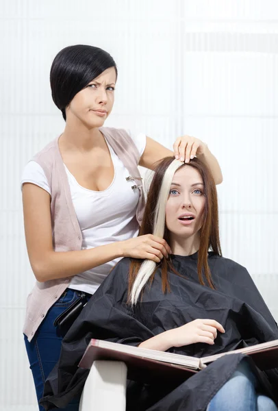 Haarstylist en client — Stockfoto