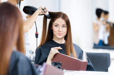 Şevval Özçelik Güzellik kadın bir saç modeli yapmak yansıması