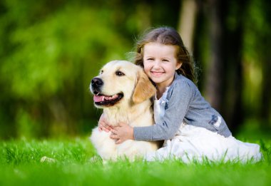 labrador parkta kızla