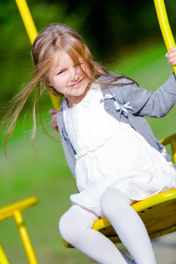 niña se balancea