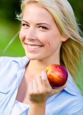 Kırmızı elma ile sarışın kadın