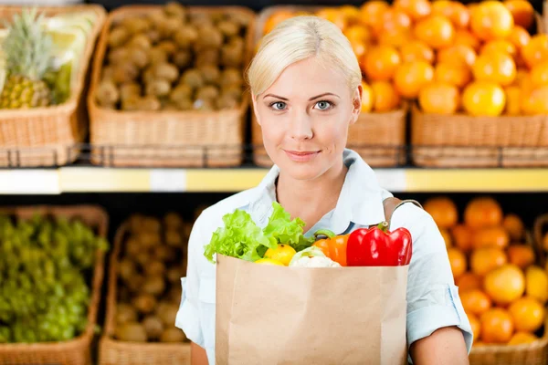 Mädchen reicht Tasche mit frischem Gemüse — Stockfoto