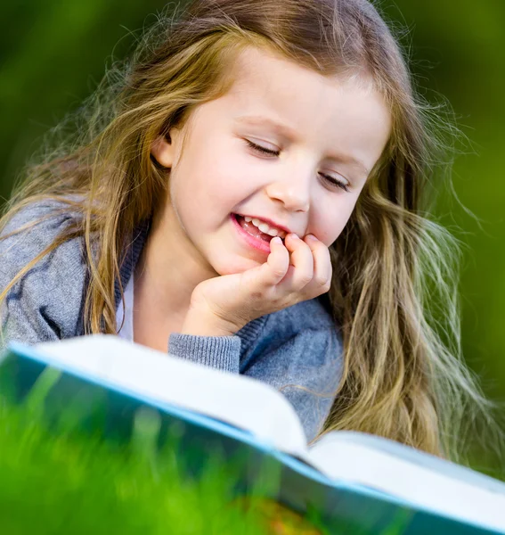 Дівчина читає книги — стокове фото