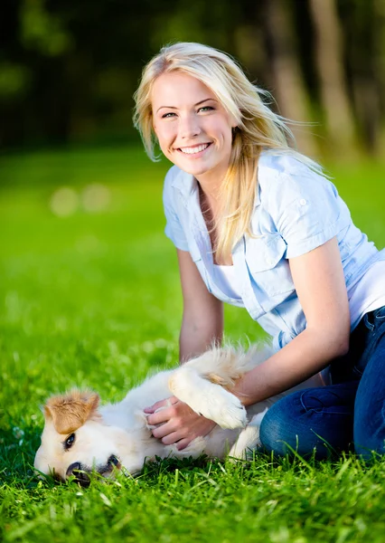 Woman with retriever in the park — Stock Photo, Image