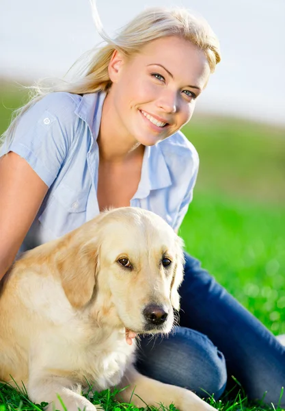 Kvinna med retriever i parken — Stockfoto