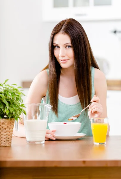Chica eatingmuesli y jugo de cítricos — Foto de Stock